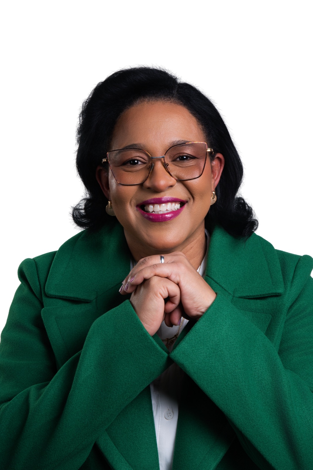 Vera Pinheiro sorrindo, retrato oficial de campanha